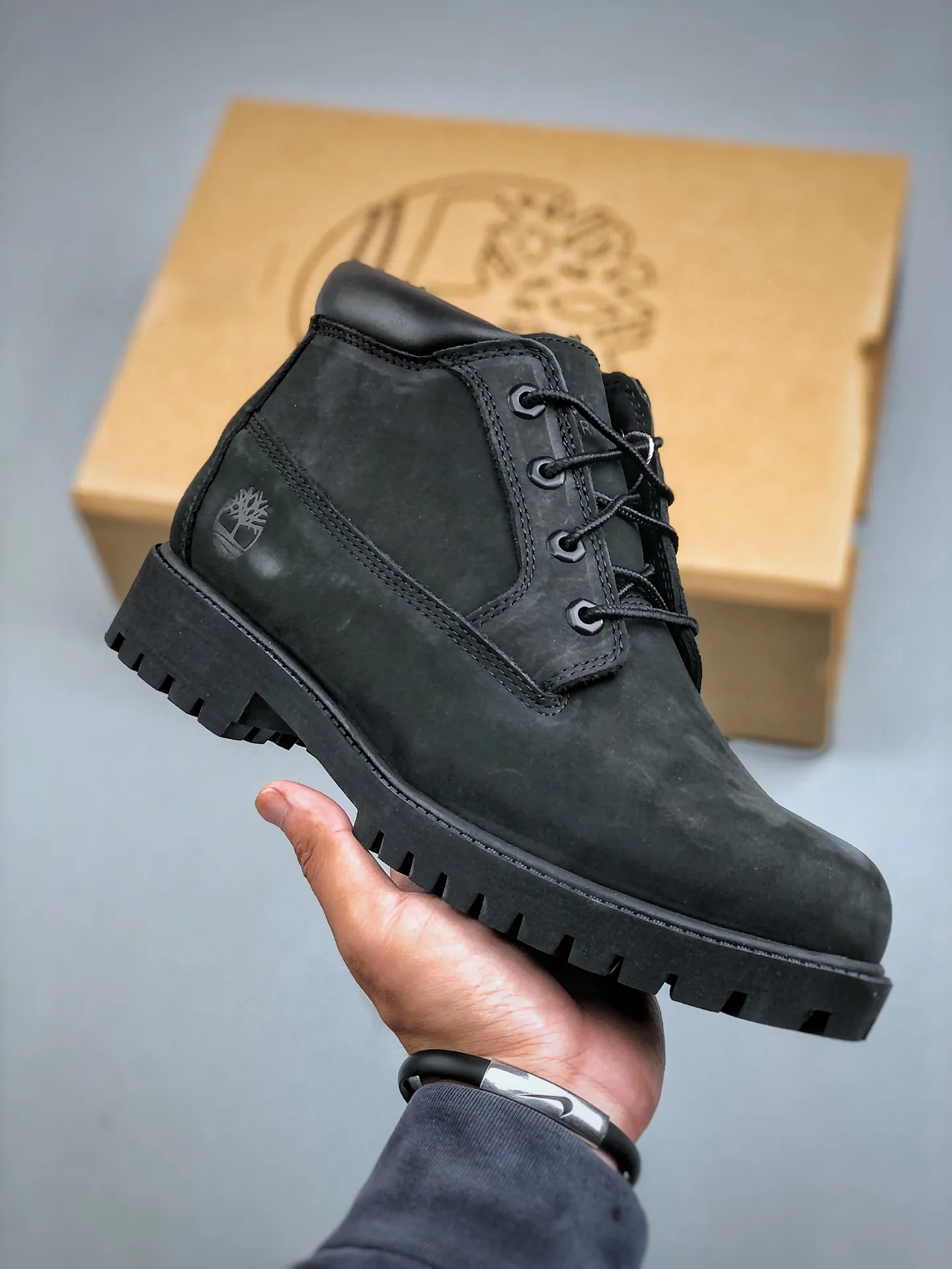 Local self-pickup 💰700 supports stores, you can get the pure and original top quality, one to one original development version, Timberland, not bad at kicking/classic mid-top black 32085 Produced by the original channel of Zhongshan Baoyuan, the top-notch technology is newly upgraded, it can be called a genuine copy machine, the original imported waterproof leather, the original anti-counterfeiting label, the purple light can be scanned, the computer sewing line, the four lines are aligned, the horizontal folding is dynamic and water-repellent, the top genuine consistent injection molding process Art Rubber non-slip outsole resists cold and cracks Authentic and consistent all-leather collar/lining/shoes Equipped with anti-fatigue shock-absorbing honeycomb insole Highly comfortable Full set of original packaging accessories (comes with shoelaces, cleaning eraser, and counter bag) Size: 35 36 37 38 39 39.5 40 41 42 43 44 45 One size larger